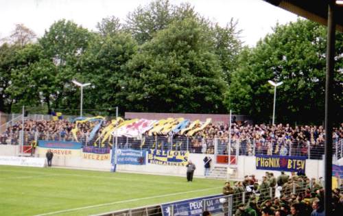 Paul-Janes-Stadion - Eintracht-Fans im Auswrtsblock
