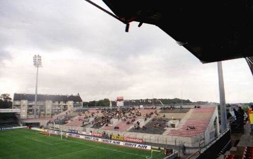 Stade Roudourou - Hintertortribüne mit Gästebereich
