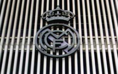 Estadio Santiago Bernabeu - Vereinszeichen au&szlig;en am Stadion