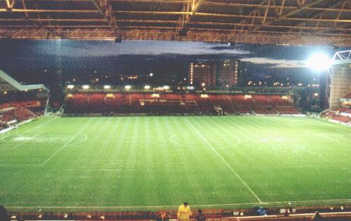 Nottingham City Ground - Blick über den Main Stand auf die Lichter der Stadt
